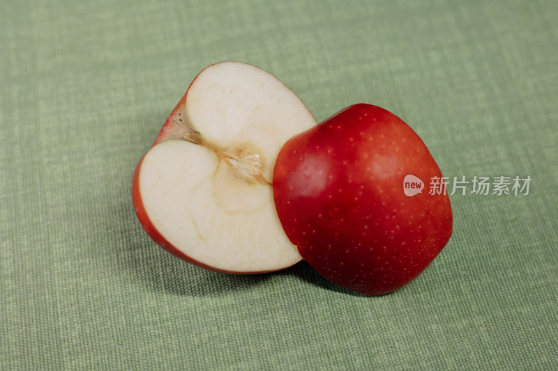 绿布背景中的红色苹果