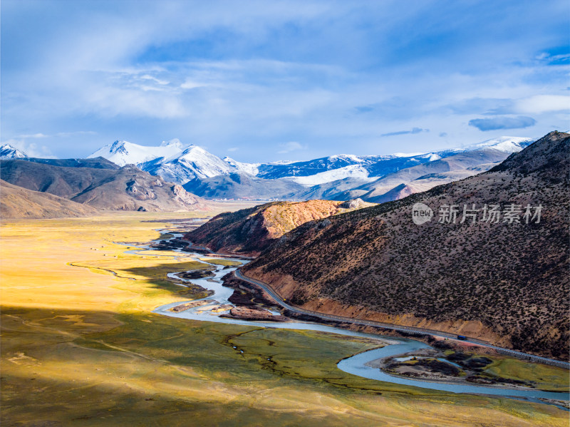 中国西藏高原雪山草原蓝天公路风景航拍