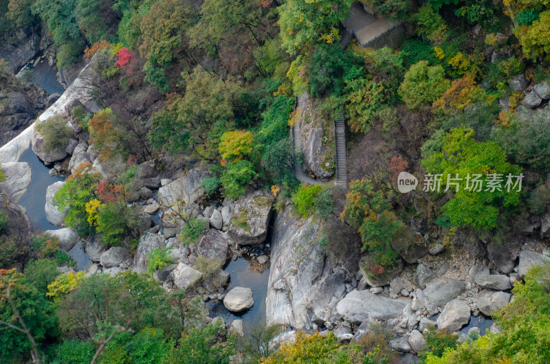 河南省洛阳白云山九龙潭秋天溪流风景