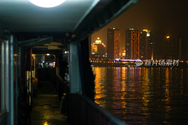 往返重庆与三峡大坝的客运轮船与客房内部