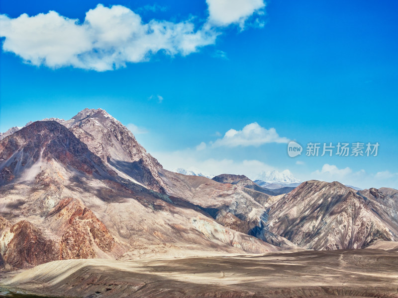 帕米尔旅游区的雪山