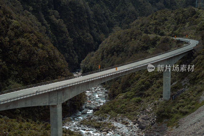 新西兰南阿尔卑斯山亚瑟通道跨山大桥