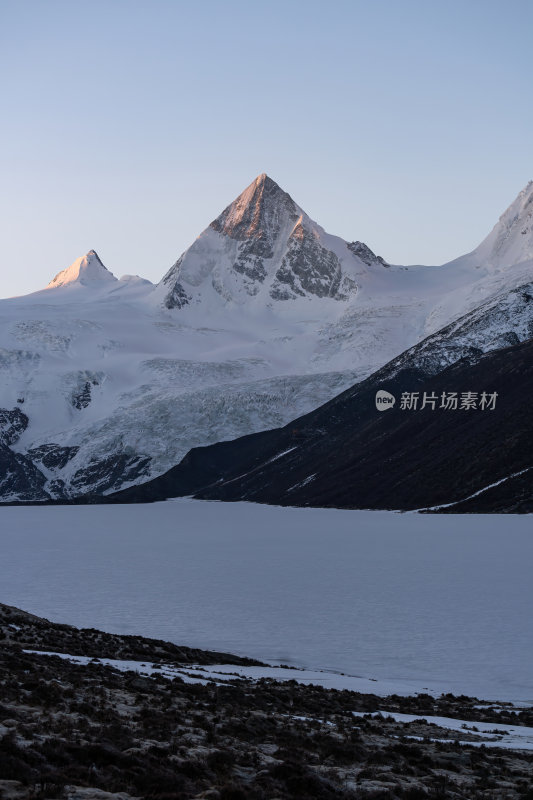 西藏那曲比如萨普神山圣山圣湖冰川壮丽景色