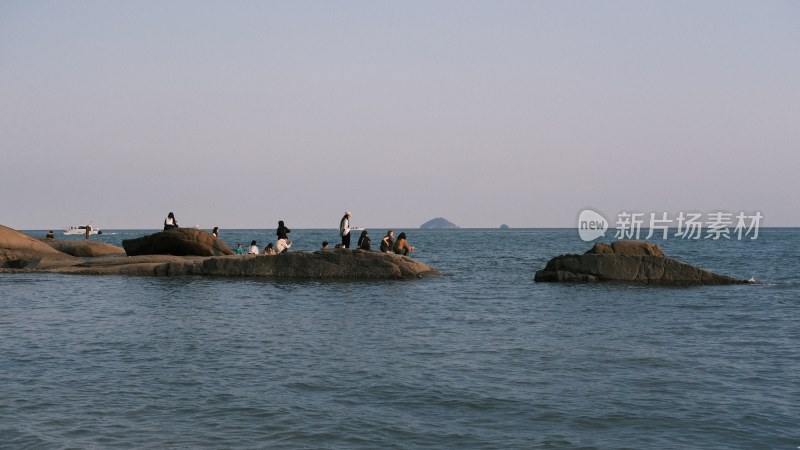 日落时青岛小麦岛公园海边沙滩