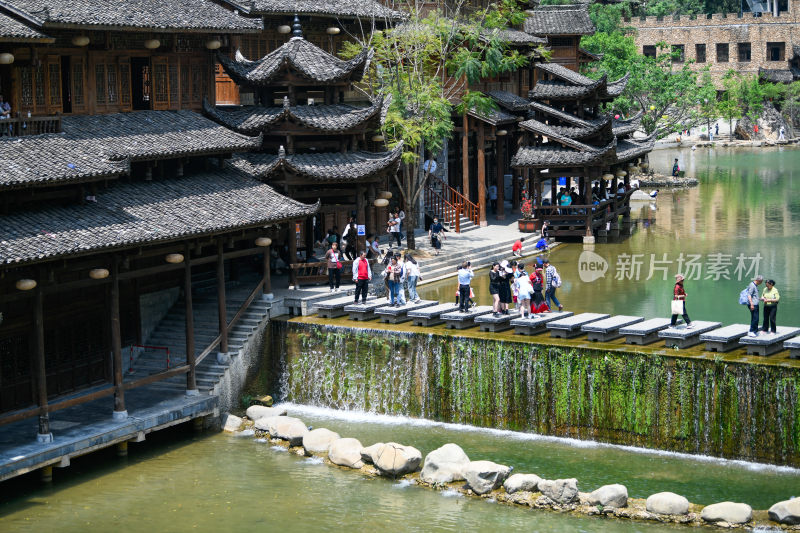 古镇旅游  贵州兴义峰林布依吊脚楼