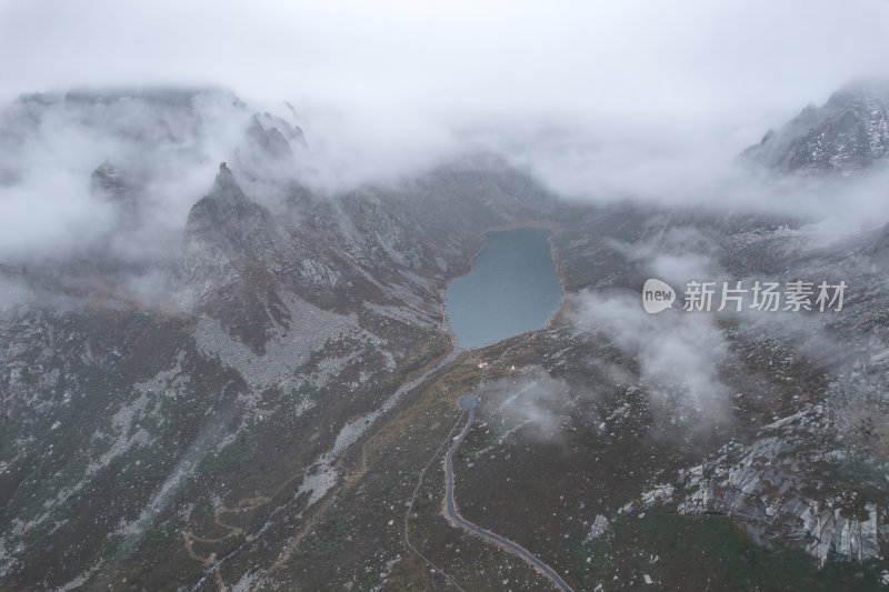 四川阿坝州莲宝叶则石头山晨雾高空航拍