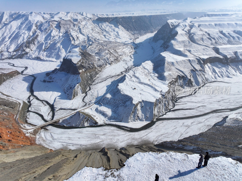 航拍新疆冬季安集海大峡谷雪景雪山山脉河流