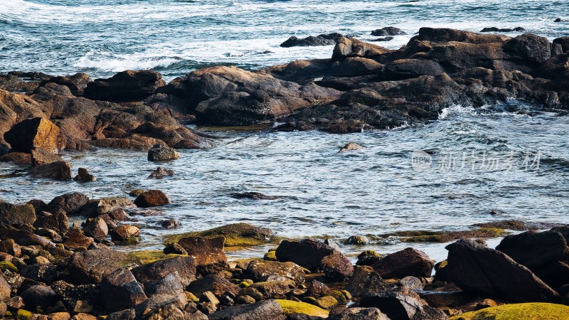 大海海边礁石与海浪景观