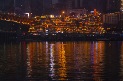 重庆千厮门嘉陵江大桥与滨江路洪崖洞夜景