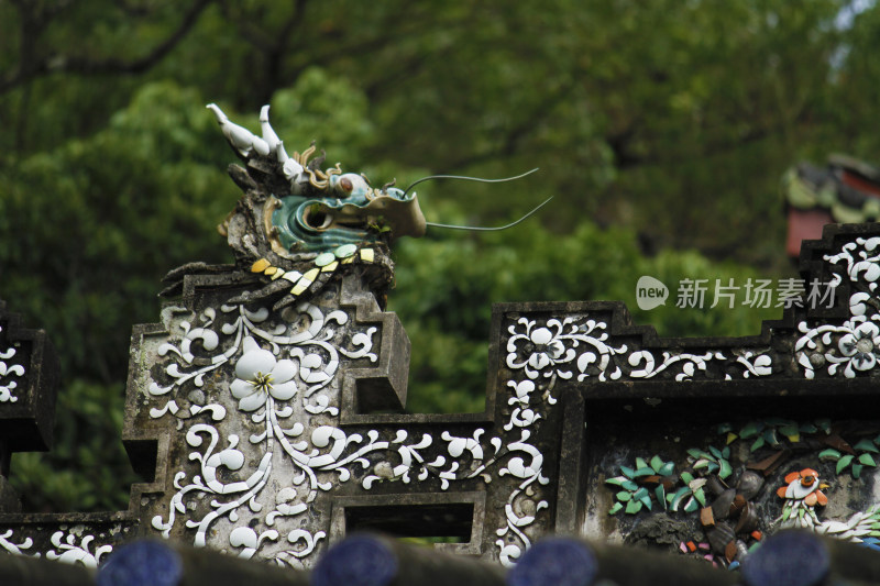 潮州古建筑屋顶精美的雕花装饰