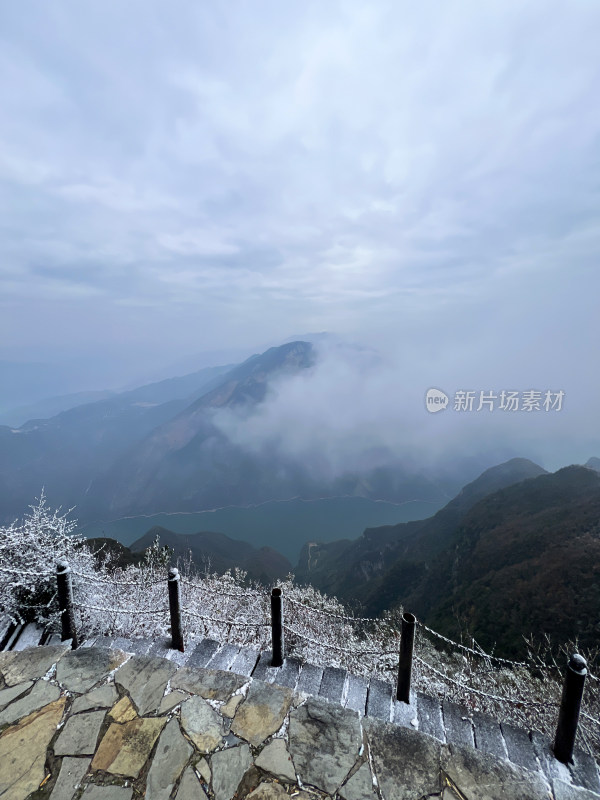 长江三峡瞿塘峡冬季雪景俯瞰