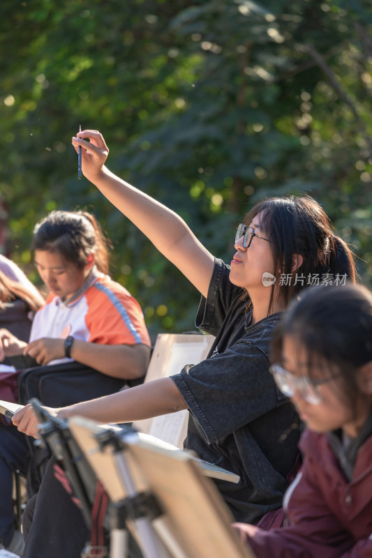 太行山峡谷写生的学生17