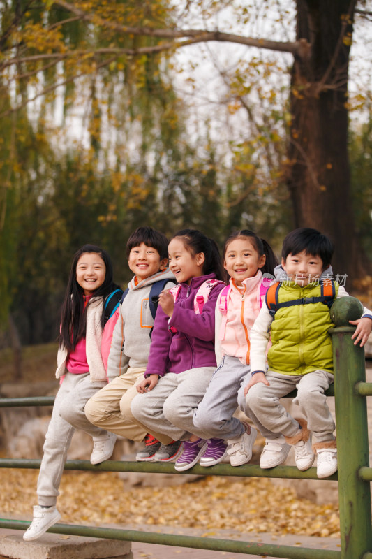 小学生在户外玩耍