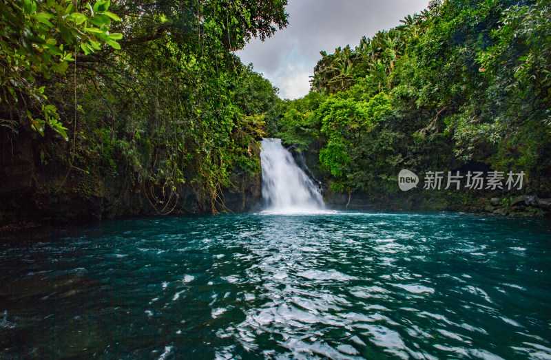 山间瀑布水潭