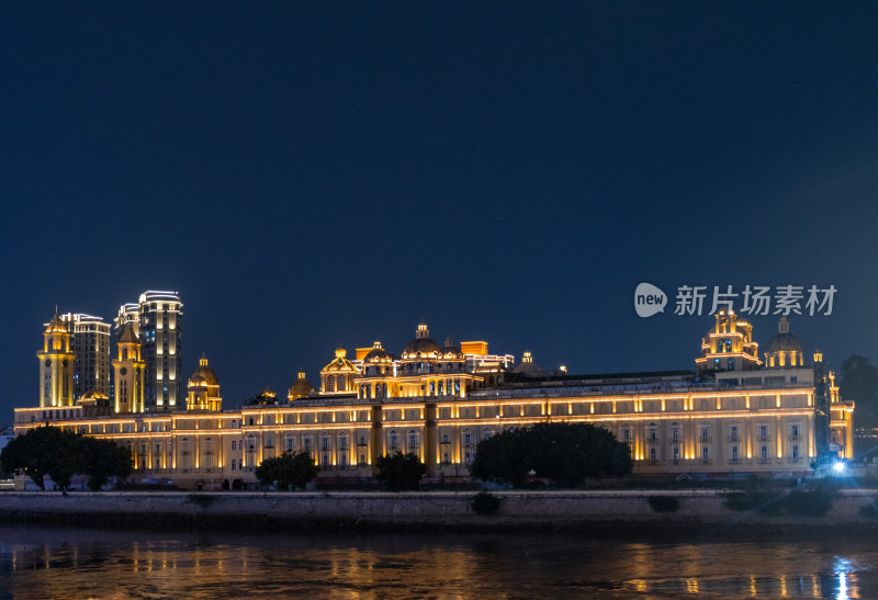 河畔欧式建筑夜景