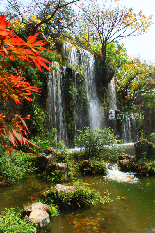 水潭瀑布天空