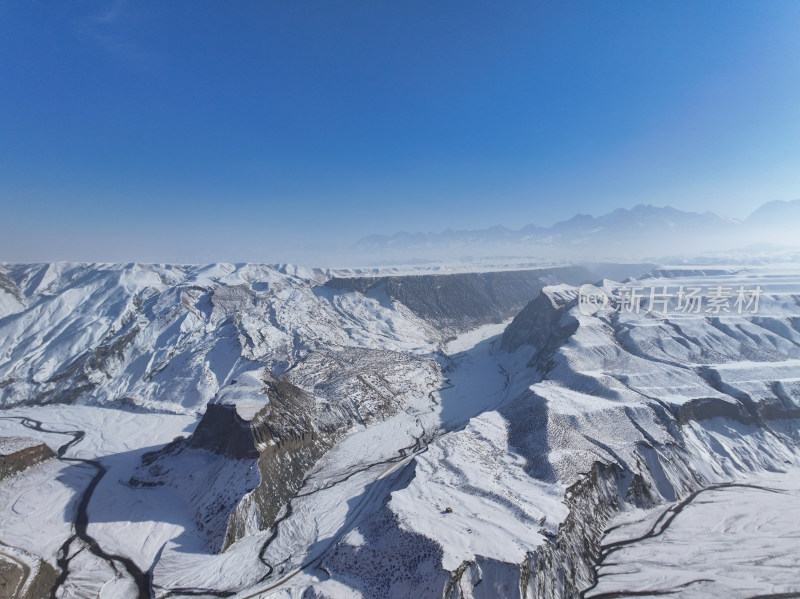 航拍新疆冬季安集海大峡谷雪景雪山山脉河流