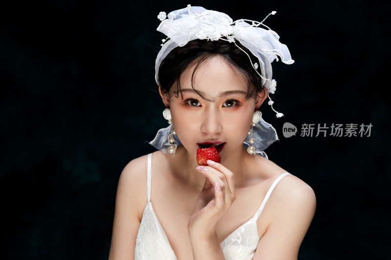 黑色背景下的女性复古婚纱妆面