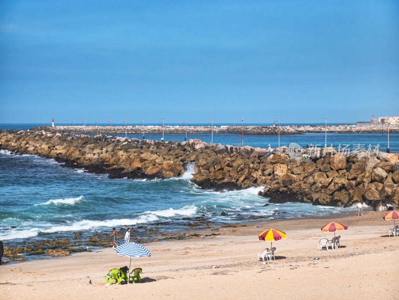 海边沙滩与防波堤景观