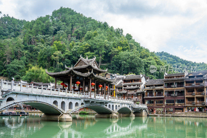 凤凰古城河畔苗族建筑与青山