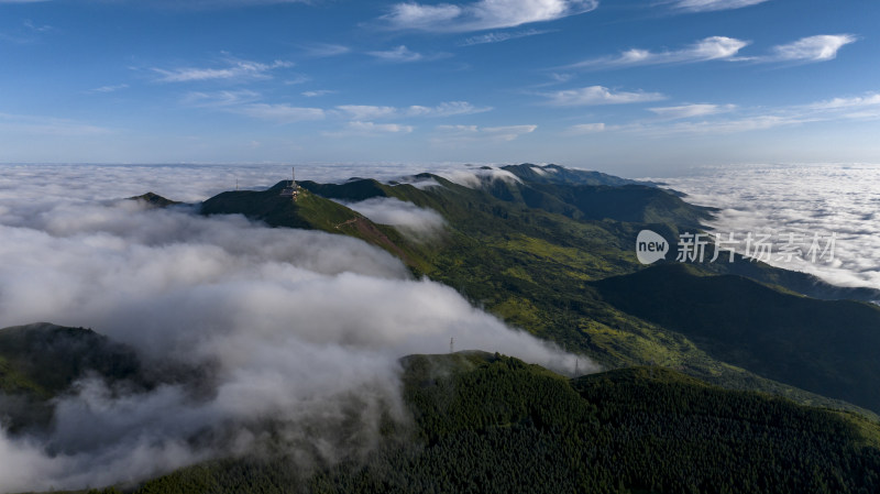 高山云海壮丽景观俯瞰全景