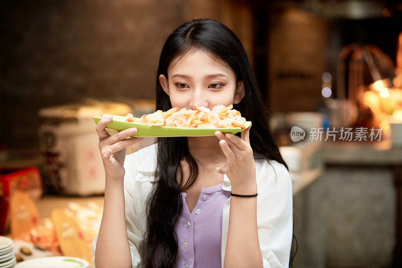 在星级酒店自助餐厅用餐的可爱中国少女