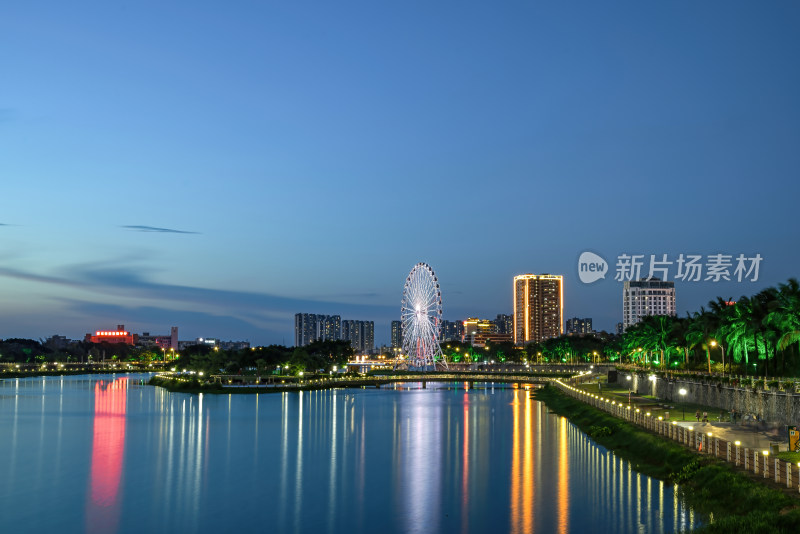 城市夜景下的河流与两岸灯火建筑