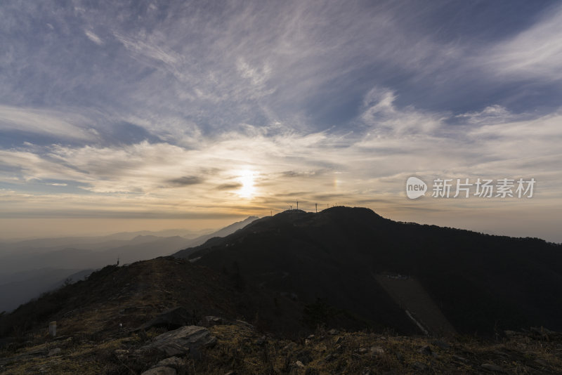 山顶上的日出风光全景