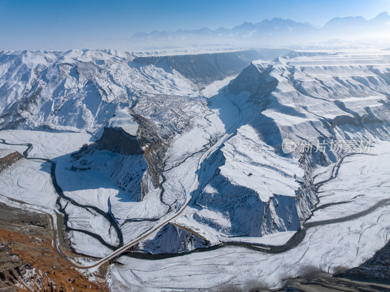 航拍新疆冬季安集海大峡谷雪景雪山山脉河流