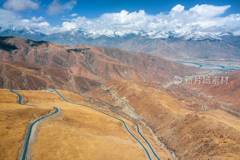 中国西藏雪山下的盘山公路航拍自然风光