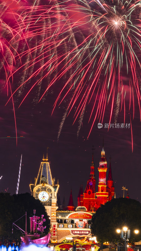 迪士尼城堡上空绚烂烟花夜景