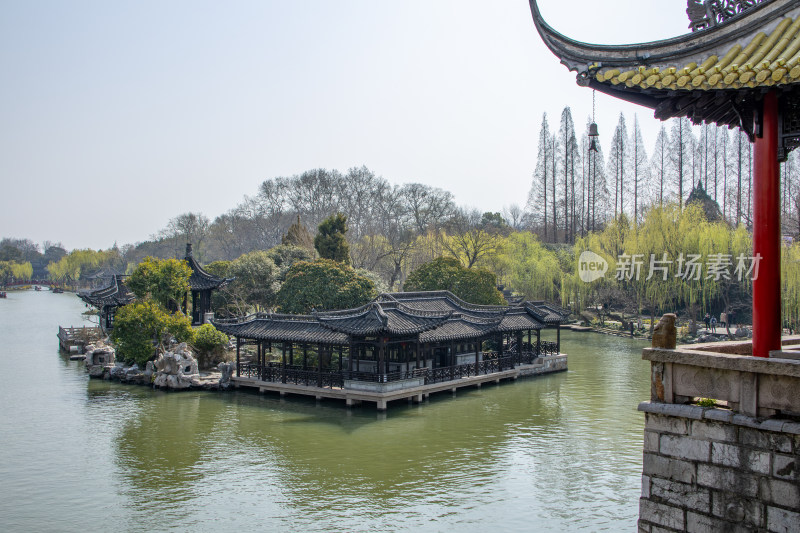 江苏省扬州市瘦西湖水岸边古建筑春日风光