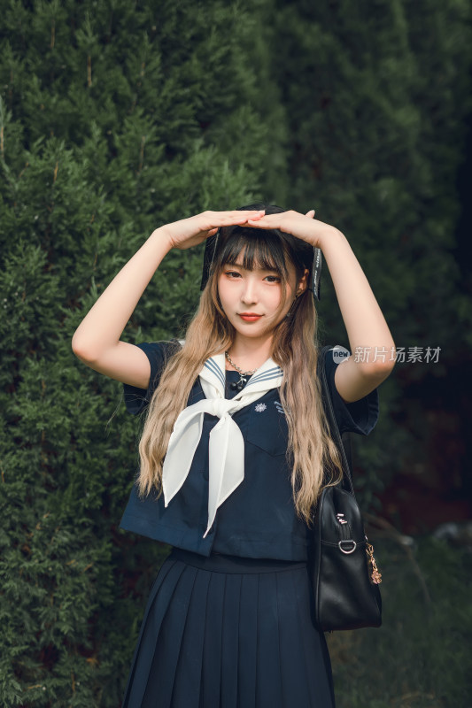 在户外穿着深蓝色JK制服的少女