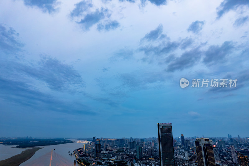 江西南昌城市夜幕降临城市夜景航拍图