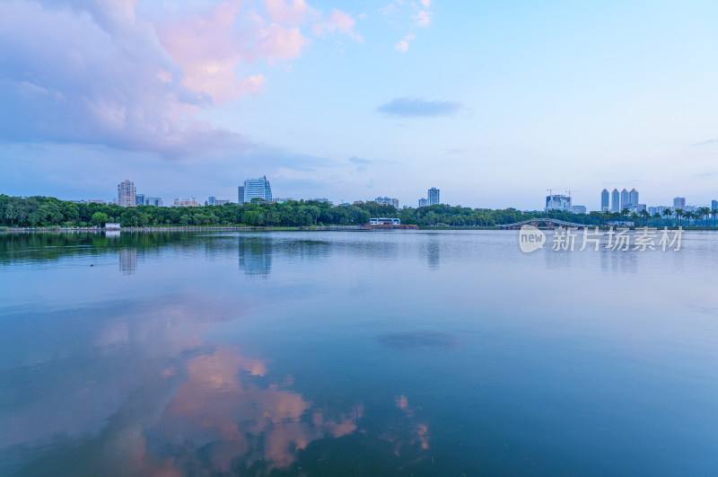 南宁南湖公园城市高楼建筑全景与夕阳晚霞