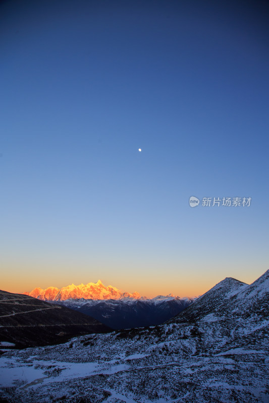 西藏林芝雪景南迦巴瓦峰日照金山雪山夕阳