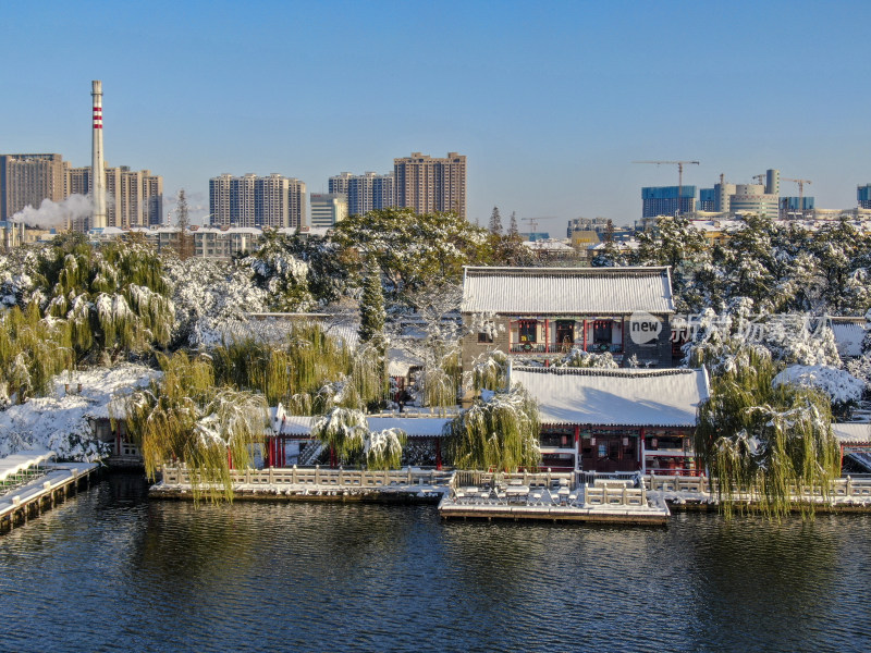山东济南城市冬天雪景航拍图