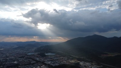 广东东莞：阳光穿过云层形成光柱照射大地