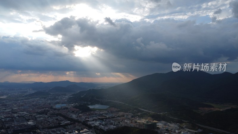 广东东莞：阳光穿过云层形成光柱照射大地
