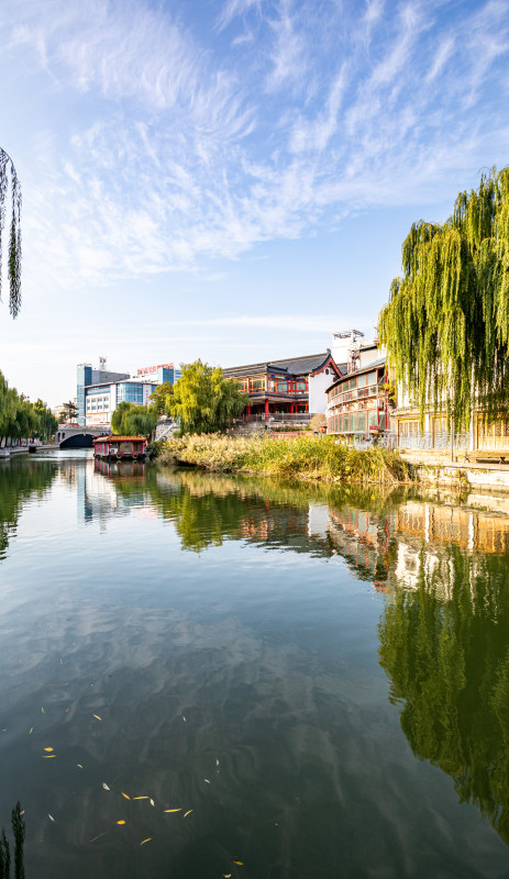 济宁老运河越河河道桥梁城市建筑倒影景观