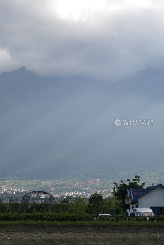 苍山丁达尔效应山间景象