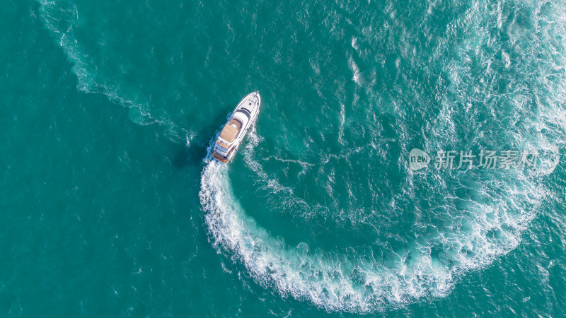 海南三亚游艇出海航行动态高视角航拍