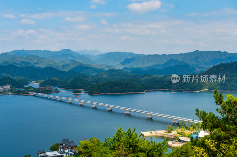 千岛湖天屿山观景台俯瞰千岛湖及千岛湖大桥