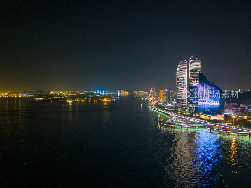 福建厦门鼓浪屿双子塔夜景航拍图