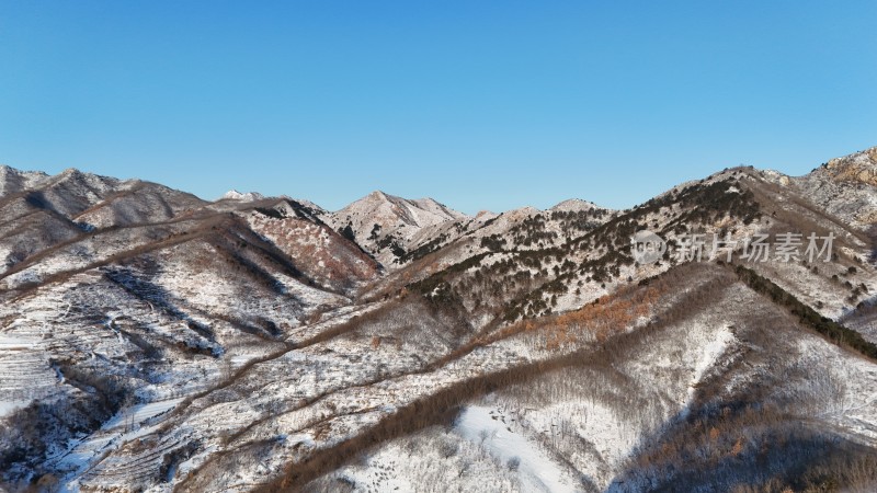 雪山连绵的壮丽冬日山景