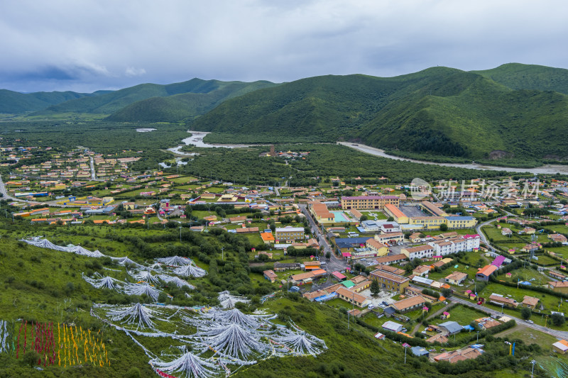 阿坝州红原县川西草原上的藏族村庄全景航拍