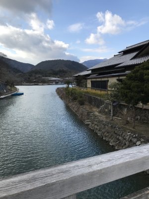 京都水边日式建筑风景图