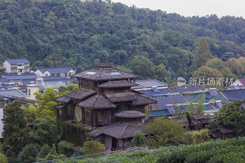 杭州满觉陇茶园小木屋，似《千与千寻》汤屋