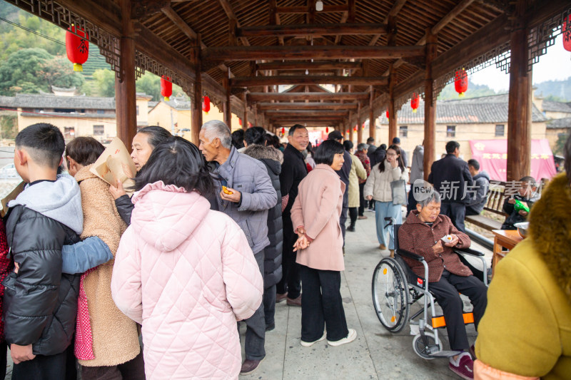 云和摄影家协会为村庄群众免费拍摄全家福