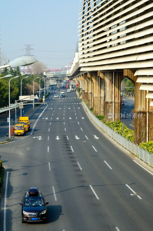 上海宽阔城市道路上车辆行驶的景象